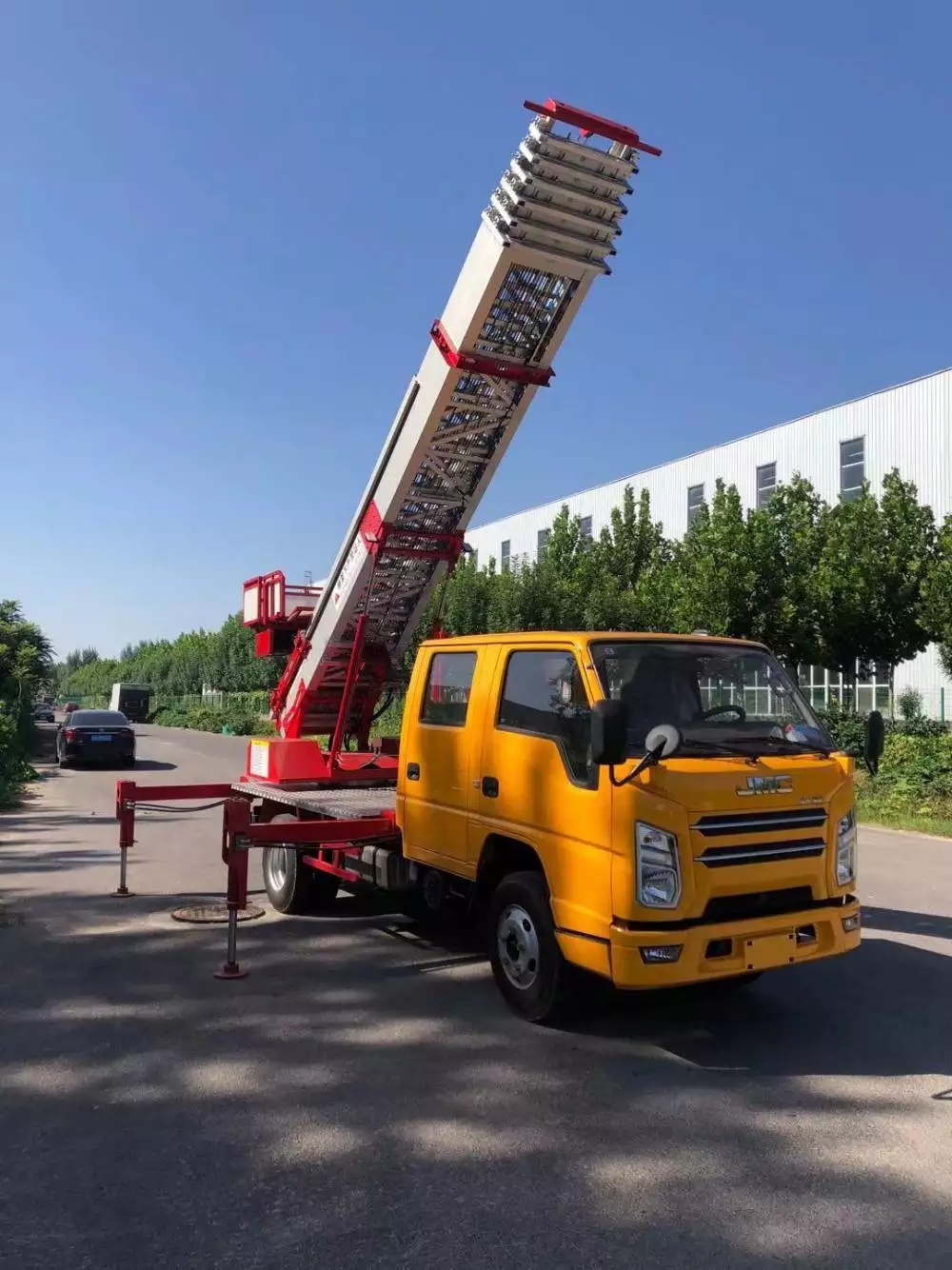 兰山附近的云梯车出租服务：轻松解决高空作业需求